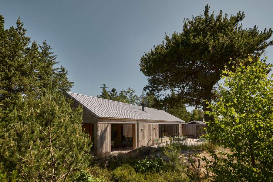 Pfannenblechen auf dem Dach schaffen die Grundlage für gemütliche Sommerhausstimmung, Torndrupskovvej 3, 9370 Hals, Dänemark